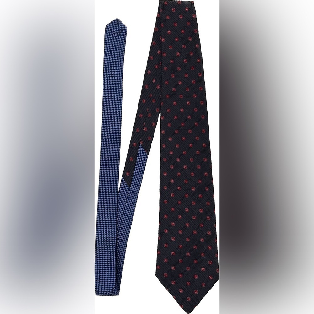 TOMMY HILLFIGER NECK TIE NAVY BLUE AND RED MENS BUSINESS CASUAL CHRISTMAS GIFT